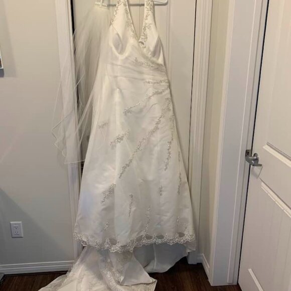 Alfred Angelo - ivory halter neck bridal gown and veil - Size 20W (USA/Canada) 2 - Picture 1 of 14